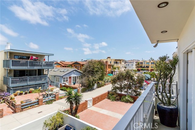 18 5th Street, Hermosa Beach, California 90254, 3 Bedrooms Bedrooms, ,4 BathroomsBathrooms,Residential,Sold,5th,SB18157510