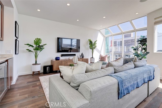 417 20th Place, Manhattan Beach, California 90266, 3 Bedrooms Bedrooms, ,2 BathroomsBathrooms,Residential,Sold,20th,SB21058820