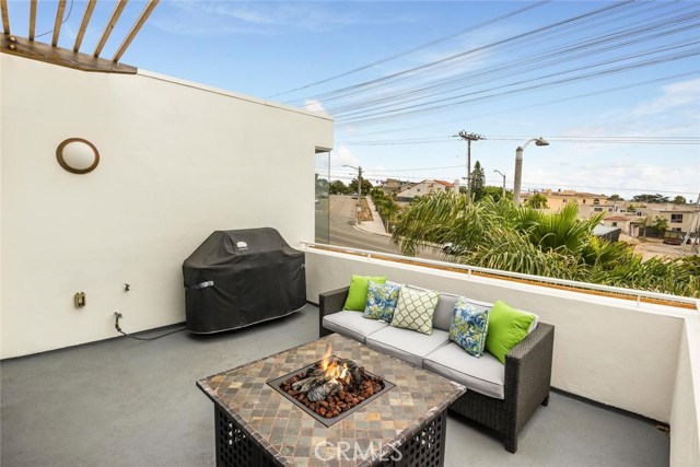 313 Anita Street, Redondo Beach, California 90278, 4 Bedrooms Bedrooms, ,3 BathroomsBathrooms,Residential,Sold,Anita,SB17165382