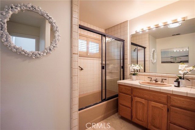 Main floor full bathroom