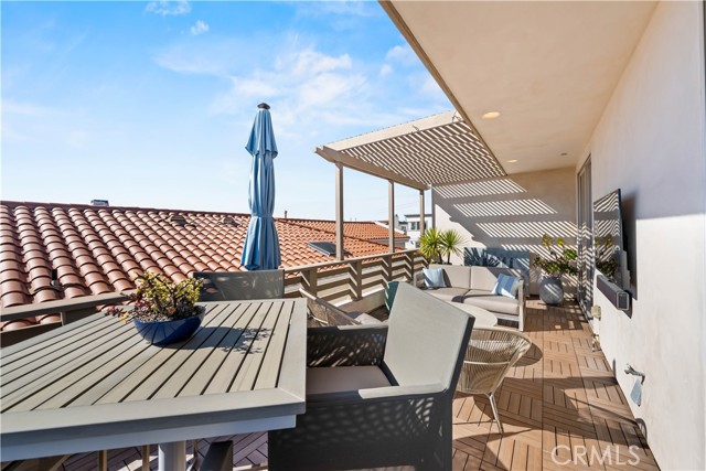 1016 17th Street, Hermosa Beach, California 90254, 4 Bedrooms Bedrooms, ,3 BathroomsBathrooms,Residential,Sold,17th,SB21027455