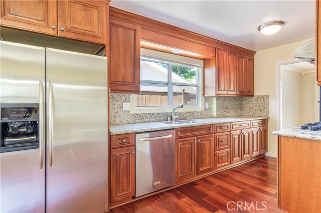 The gorgeous kitchen is ready for you to prepare your family healthy and delicious meals.