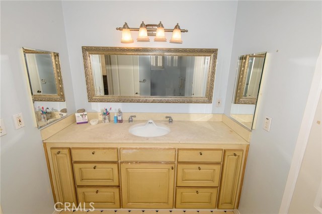 Upstairs 2nd full bath