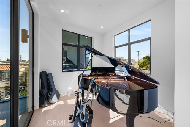 733 12th Street, Manhattan Beach, California 90266, 5 Bedrooms Bedrooms, ,6 BathroomsBathrooms,Residential,Sold,12th,SB21089898