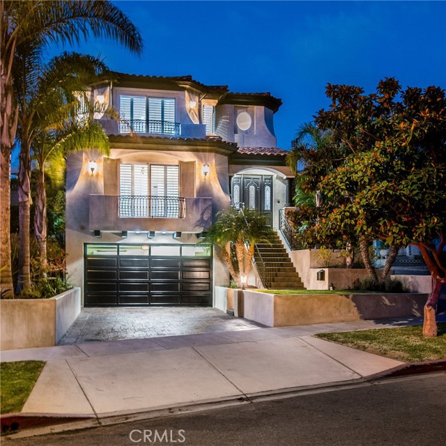 An Elegant home with all the Southern California lifestyle accoutrements; rooftop deck, outdoor entertaining area, close to the beach, indoor outdoor living at it's best!