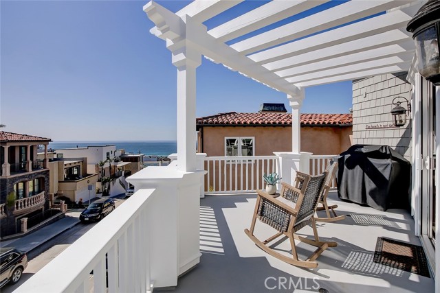 249 33rd Street, Hermosa Beach, California 90254, 4 Bedrooms Bedrooms, ,6 BathroomsBathrooms,Residential,Sold,33rd,SB21036473