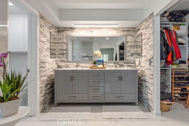 Second primary ensuite bath w stacked stone and walk in closet