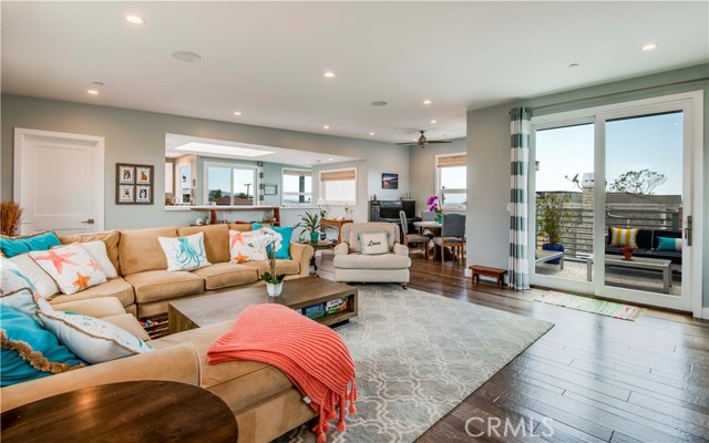 1074 7th Street, Hermosa Beach, California 90254, 4 Bedrooms Bedrooms, ,3 BathroomsBathrooms,Residential,Sold,7th,SB19068500