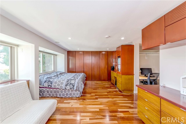 En suite bedroom with built-in desk/drawer/closet areas