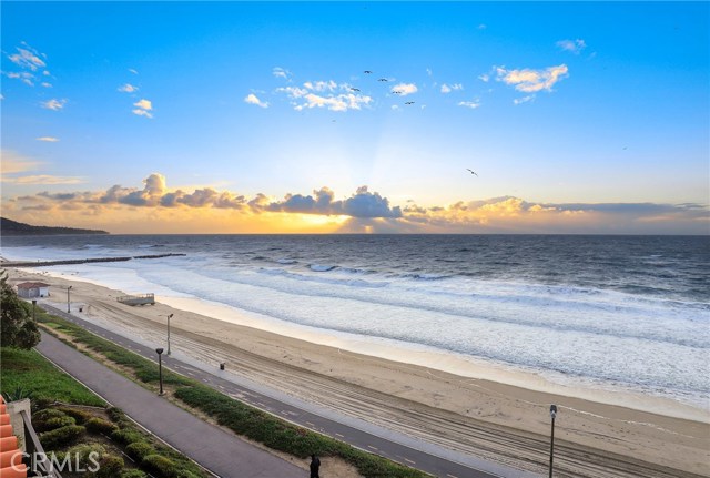 555 Esplanade, Redondo Beach, California 90277, 2 Bedrooms Bedrooms, ,2 BathroomsBathrooms,Residential,Sold,Esplanade,SB21016933