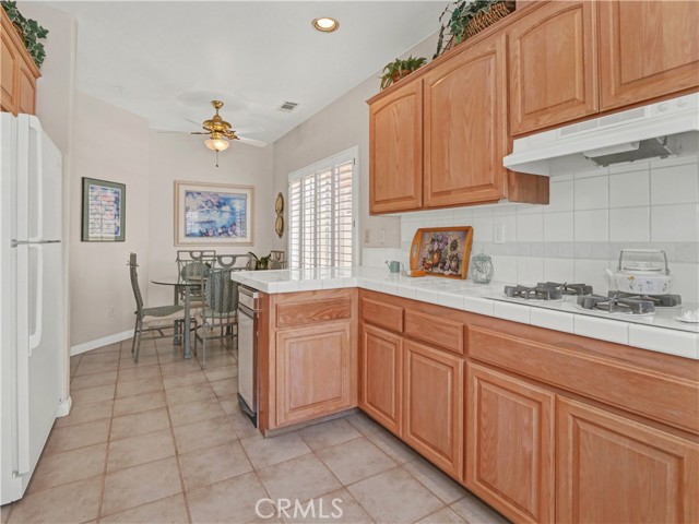 Kitchen to breakfast nook
