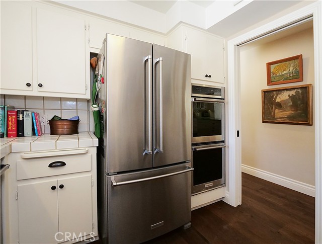 Fabulous butler's pantry with refrigerator, dishwasher and double oven