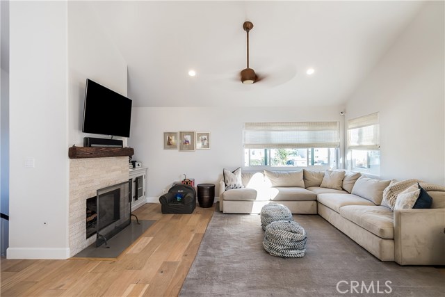 840 Loma Drive, Hermosa Beach, California 90254, 3 Bedrooms Bedrooms, ,2 BathroomsBathrooms,Residential,Sold,Loma,SB18033597