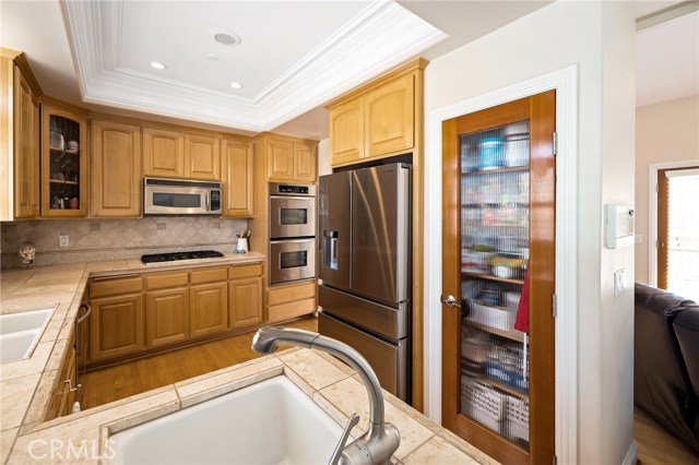 Stainless steel appliances, double sink, pantry closet, double oven