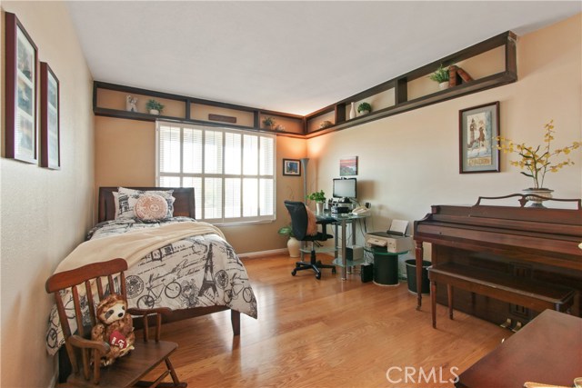 Large 2nd bedroom - also has a view! Large 2nd bedroom - also has a view!