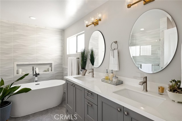 Master Bathroom Dual Sinks and Tub