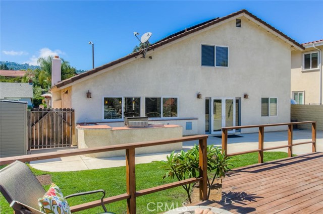 The back yard with built in BBQ is an entertainer's delight!