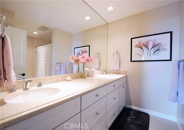 Double sinks in Bathroom #2.