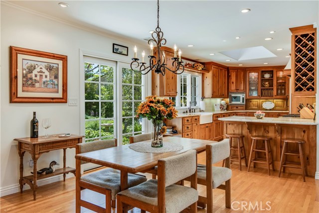 OPEN KITCHEN WITH BREAKFAST BAR