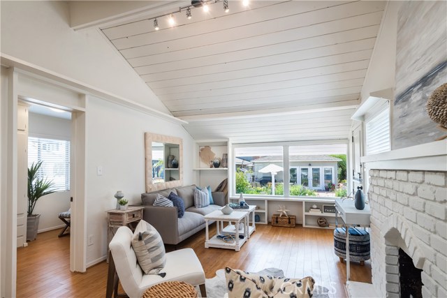 325 4th Street, Manhattan Beach, California 90266, 2 Bedrooms Bedrooms, ,1 BathroomBathrooms,Residential,Sold,4th,SB19080126