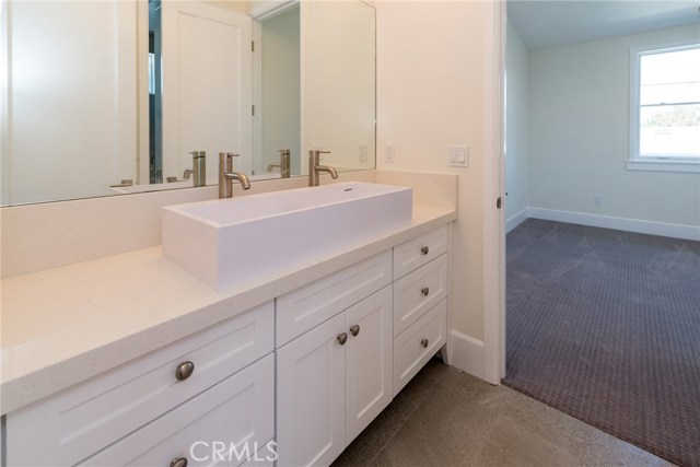 Full bathroom between bedrooms #3 and 4.