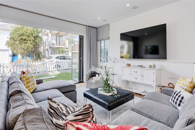420 31st Street, Manhattan Beach, California 90266, 5 Bedrooms Bedrooms, ,2 BathroomsBathrooms,Residential,Sold,31st,SB20242729