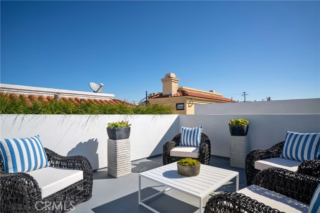 121 2nd Street, Hermosa Beach, California 90254, 4 Bedrooms Bedrooms, ,4 BathroomsBathrooms,Residential,Sold,2nd,SB19073415
