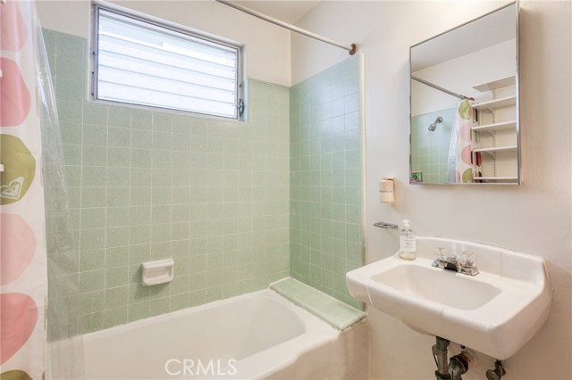 1st Bathroom downstairs (Full Bath)