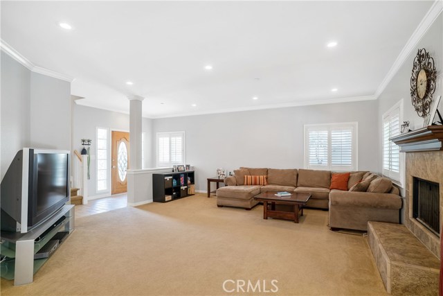 Light & airy living room w/ideal floor plan