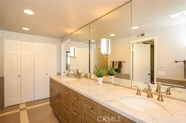 These lovely counters will stay uncluttered thanks to the 2 discrete mirrored medicine cabinets