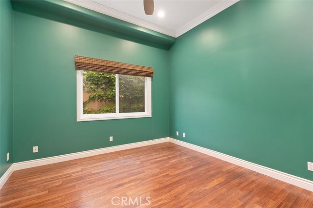 1st floor guest bedroom.