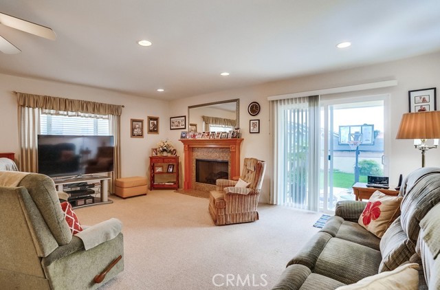 Family room w fireplace