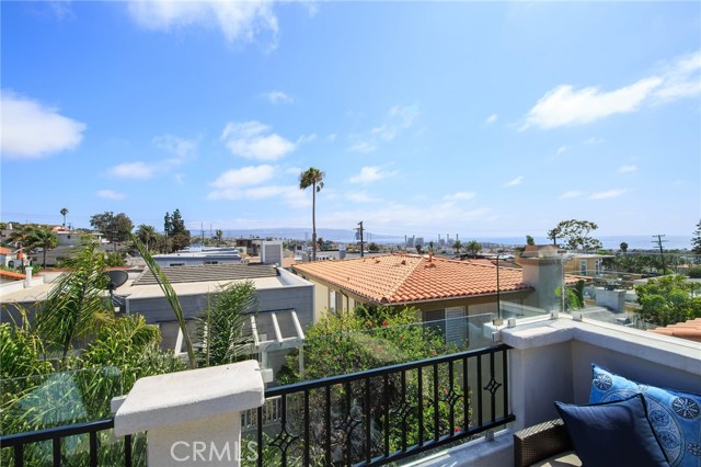 1048 8th Street, Hermosa Beach, California 90254, 3 Bedrooms Bedrooms, ,3 BathroomsBathrooms,Residential,Sold,8th,SB17264115