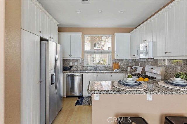 Breakfast bar separates the kitchen from the dining area