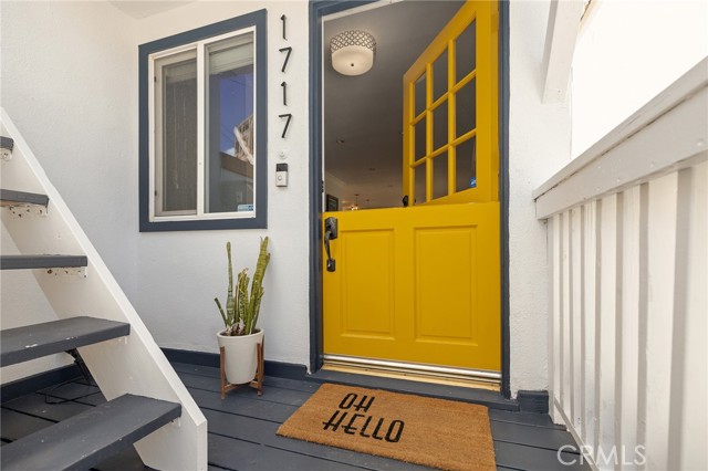 Hello to this bright Dutch front door!