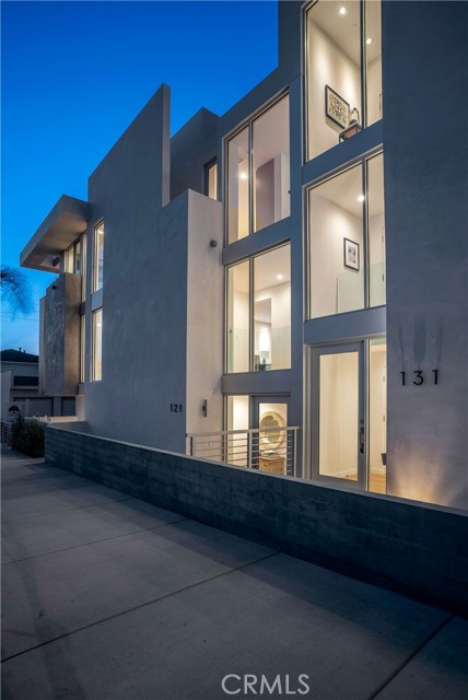 131 2nd Street, Hermosa Beach, California 90254, 4 Bedrooms Bedrooms, ,4 BathroomsBathrooms,Residential,Sold,2nd,SB19073645