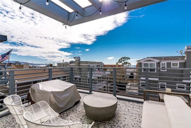 1072 7th Street, Hermosa Beach, California 90254, 4 Bedrooms Bedrooms, ,3 BathroomsBathrooms,Residential,Sold,7th,SB19164165