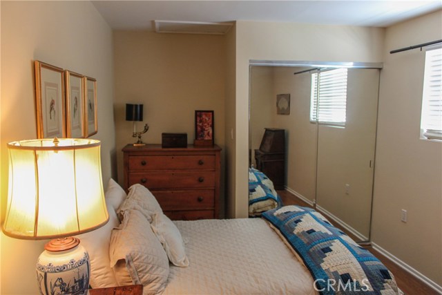 414 B: rear bedroom features mirrored closet doors.