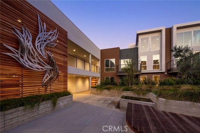 Beautful common grounds in the middle of the complex.  Very serene.