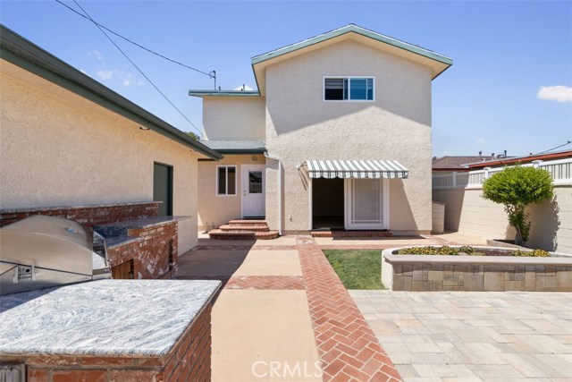 Over sized back yard with kitchen and family room access