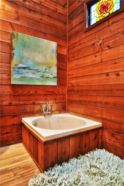 Master bath soaker tub