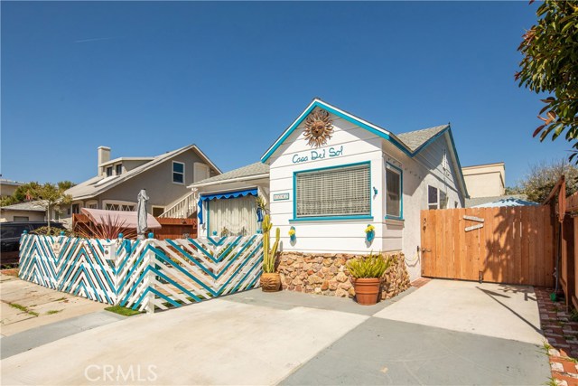 1040 Loma Drive, Hermosa Beach, California 90254, 3 Bedrooms Bedrooms, ,Residential,Sold,Loma,SB19091151