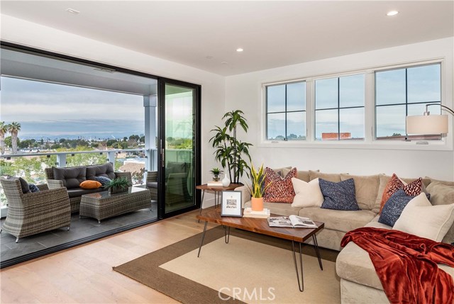 653 13th Street, Manhattan Beach, California 90266, 4 Bedrooms Bedrooms, ,2 BathroomsBathrooms,Residential,Sold,13th,SB19011414