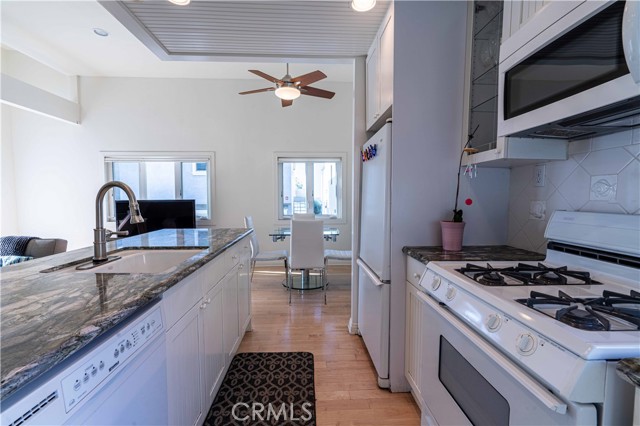 113 30th Place, Manhattan Beach, California 90266, 2 Bedrooms Bedrooms, ,2 BathroomsBathrooms,Residential,Sold,30th,SB21040269