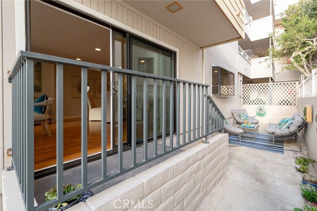 Access from the living room to the private side patio!