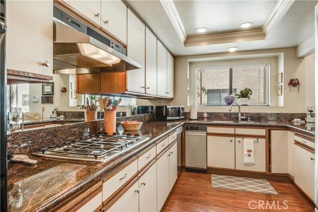 Spacious, open, beautifully remodeled chef's kitchen.