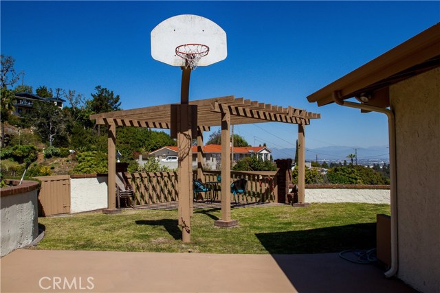 Large side yard.  Big enough for a nice game of horse.