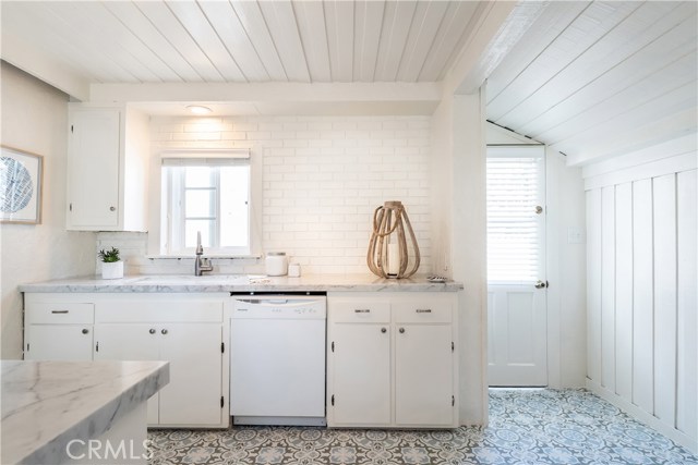 325 4th Street, Manhattan Beach, California 90266, 2 Bedrooms Bedrooms, ,1 BathroomBathrooms,Residential,Sold,4th,SB19080126