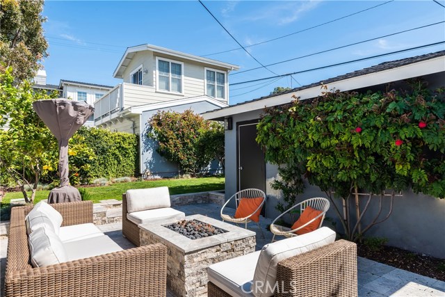 592 33rd Street, Manhattan Beach, California 90266, 3 Bedrooms Bedrooms, ,3 BathroomsBathrooms,Residential,Sold,33rd,SB19082655