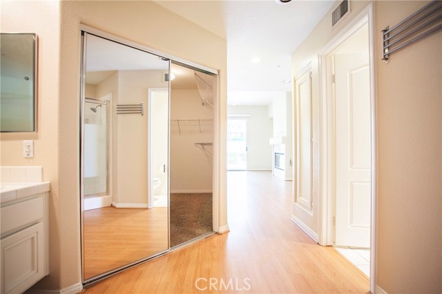 Spacious en-suite bathroom with a walk-in closet and mirrored doors